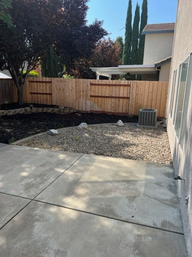 Building Photo - 4 Bedroom Home in the heart of Roseville! ...
