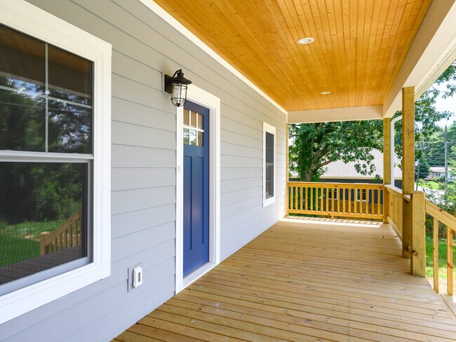 Building Photo - 27 W Chapel Rd