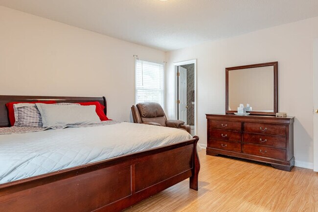 Building Photo - 305 Humble Rd