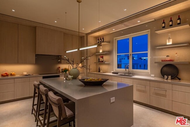 Building Photo - 455 N Palm Dr