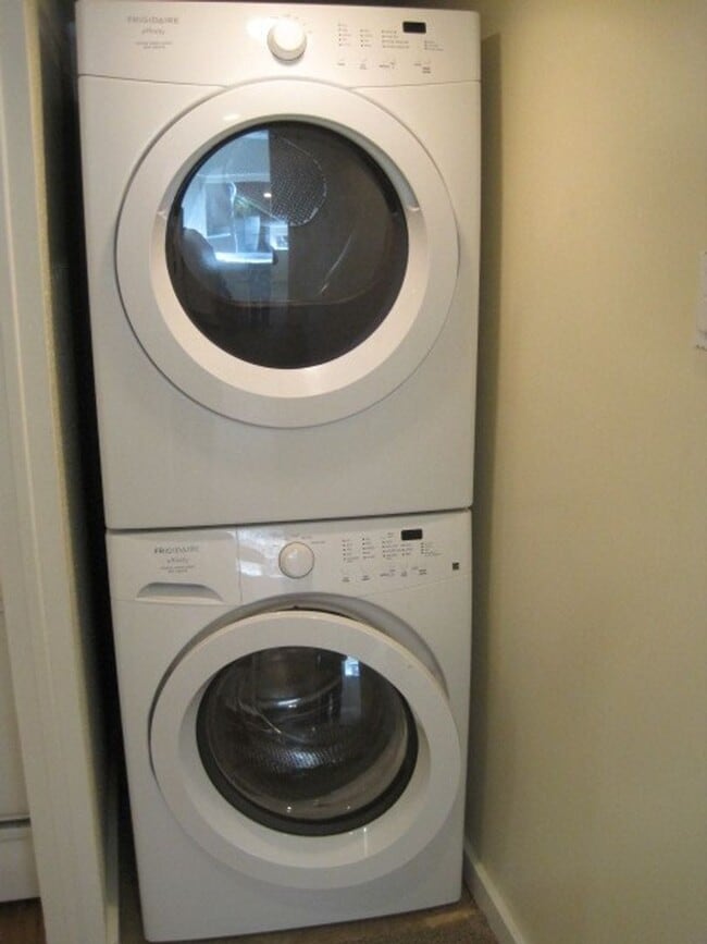 Building Photo - 549