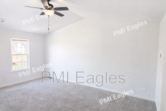 Building Photo - 1004 Bush Ave