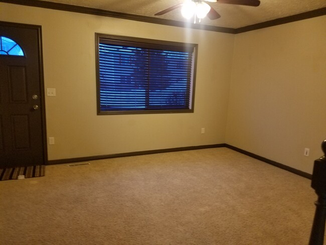Building Photo - Great 2 bedroom, 1.5 bath townhome found a...