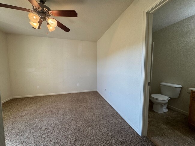 Building Photo - 3 Bed 2 Bath Duplex To Include Single Car ...