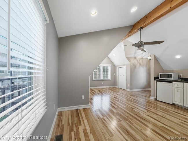 Building Photo - 2120 Buckingham Ave