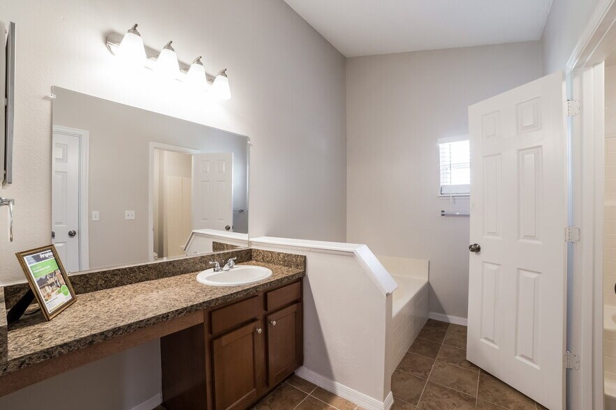 Building Photo - 2372 Queenswood Cir
