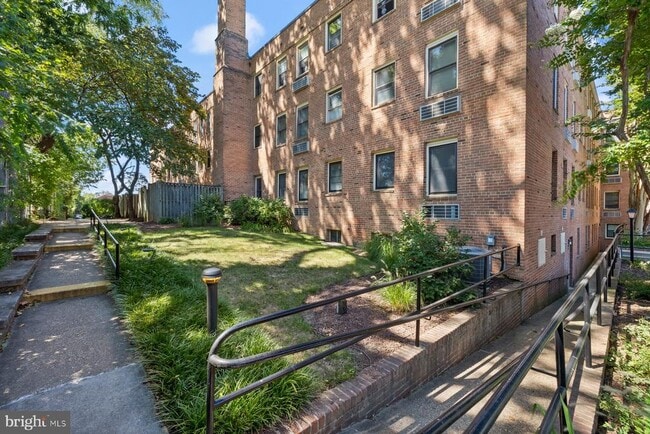 Building Photo - 4822 Chevy Chase Dr
