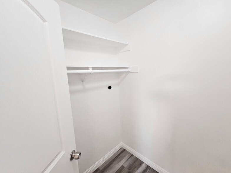 Building Photo - 6501 Vanalden Ave