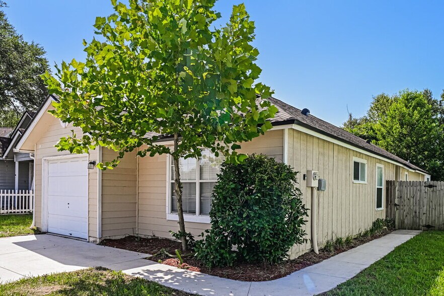 Building Photo - 8790 Townsquare Dr S