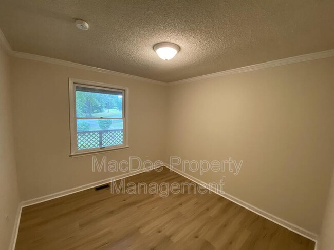 Building Photo - 104 Waverly Dr