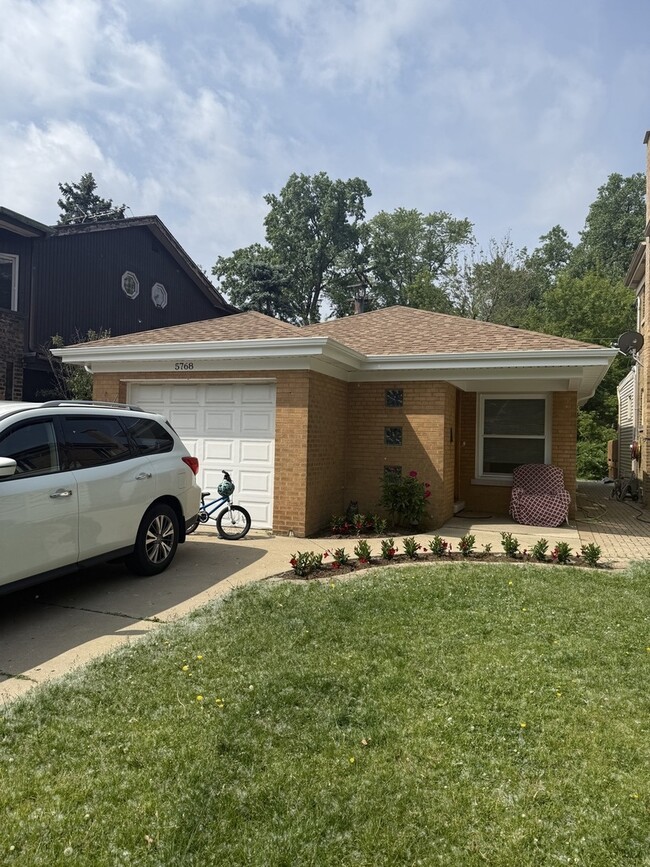 Primary Photo - 5768 N Lacey Ave