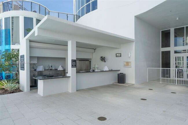 Building Photo - 15811 Collins Ave