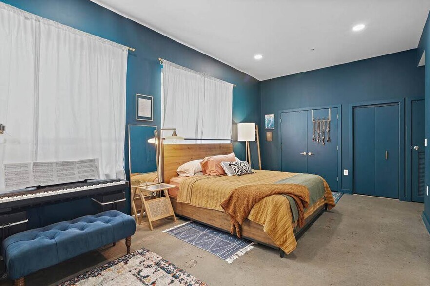 Expansive bedroom with space for king bed, seating area, and office. - 1414 Belmont St NW
