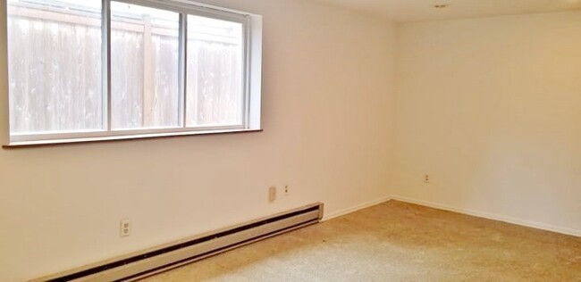 Building Photo - 3 BD 1BA Shoreline Rambler