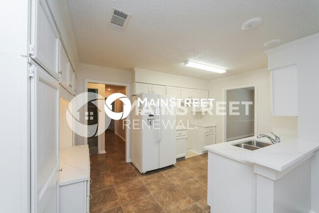 Building Photo - 4 Bedroom Pet-Friendly Home in Cordova, TN with Main Street Renewal
