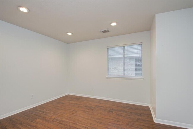 Building Photo - 10327 Ponderosa Pine St