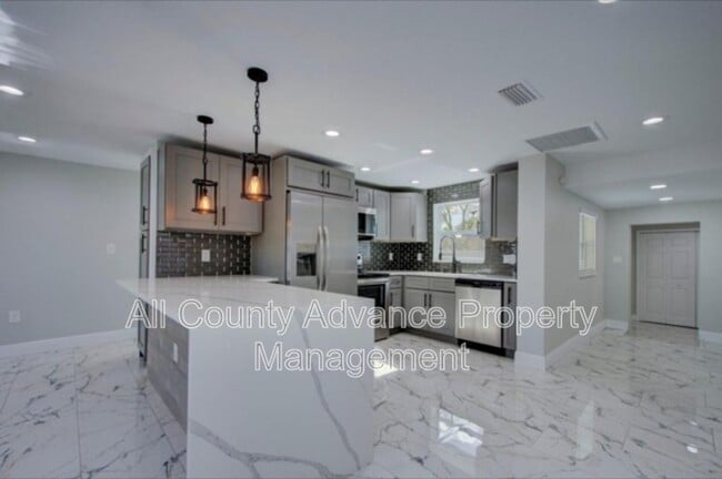 Building Photo - 425 Orangewood Dr
