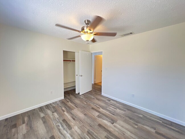Building Photo - Northwest Bakersfield Home
