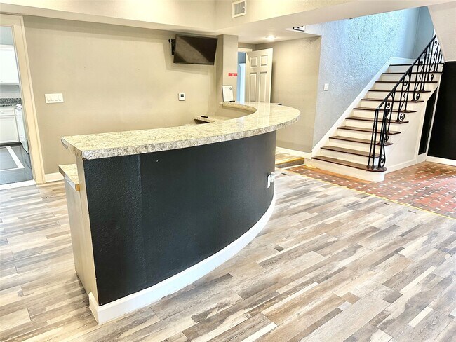 Building Photo - 2424 Southmore Blvd