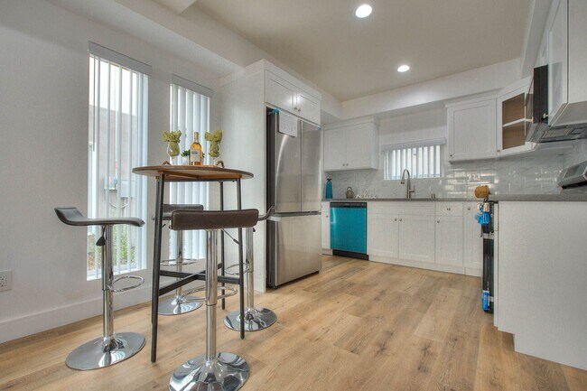 Building Photo - 11726 Hamlin St