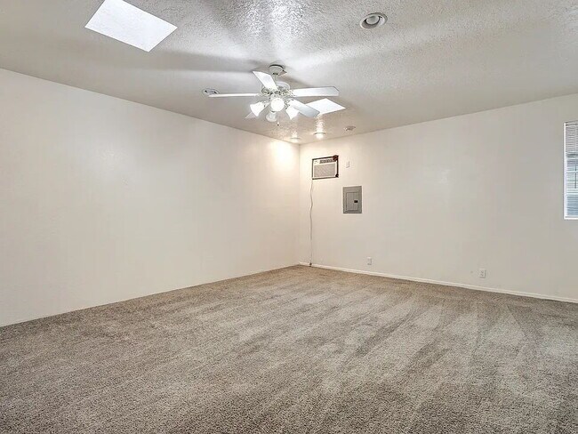 Building Photo - "Spacious 4-Bedroom Gem on Quartz Dr – Your Ideal Albuquerque Retreat!"
