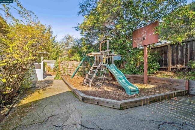 Building Photo - 818 Solana Dr