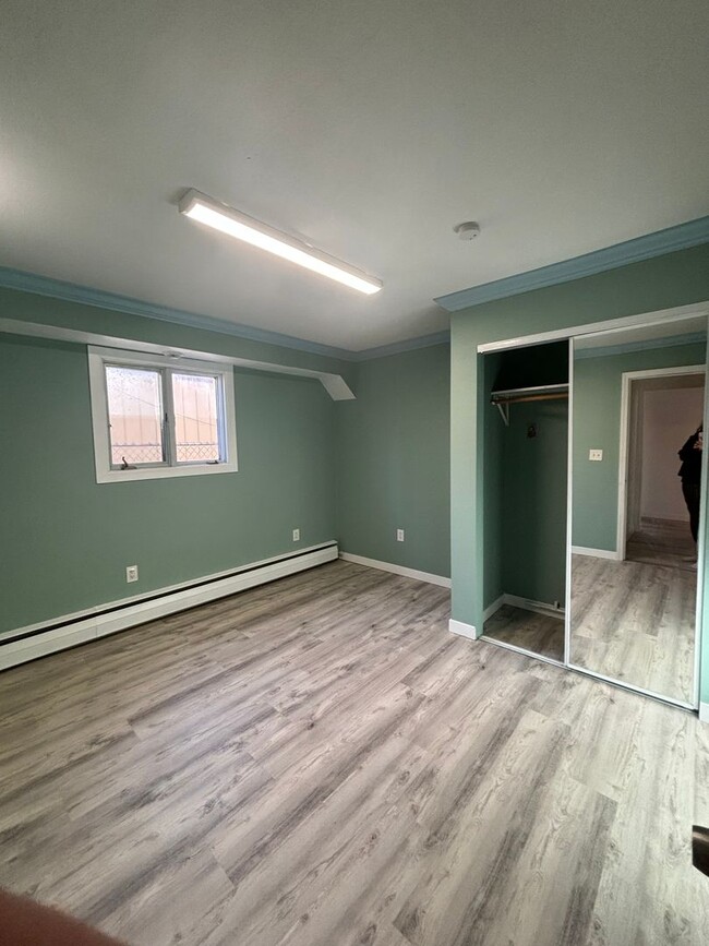 Building Photo - 2 Bedroom / 1 Bathroom / Washer & Dryer in...