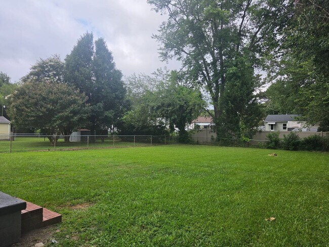 Building Photo - 104 Twin Oaks Dr
