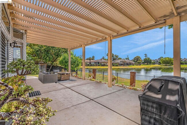 Building Photo - 2435 Pinehurst Ct