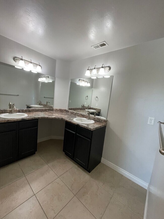 Building Photo - Beautiful 5 Bedroom Home in Daybreak