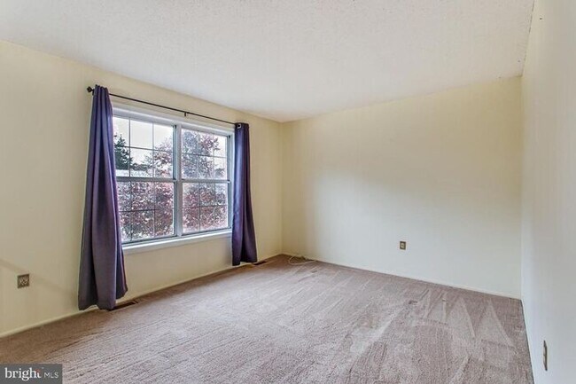 Building Photo - Brick Split Foyer With Large Backyard, 2 K...
