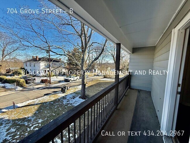 Building Photo - 704 Grove St