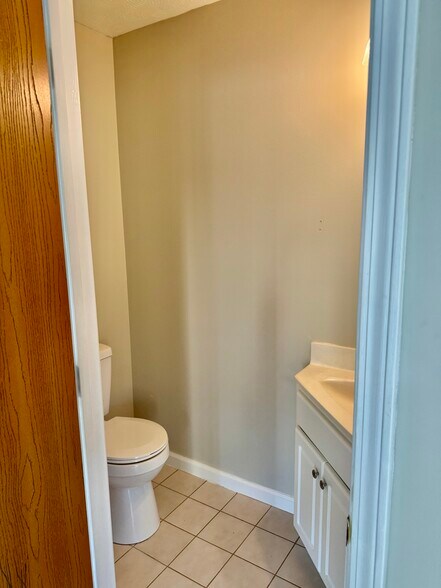 Half bath - 3 Frankie Ln