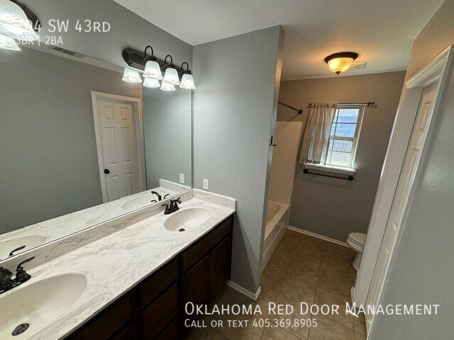 Building Photo - 704 SW 43rd St