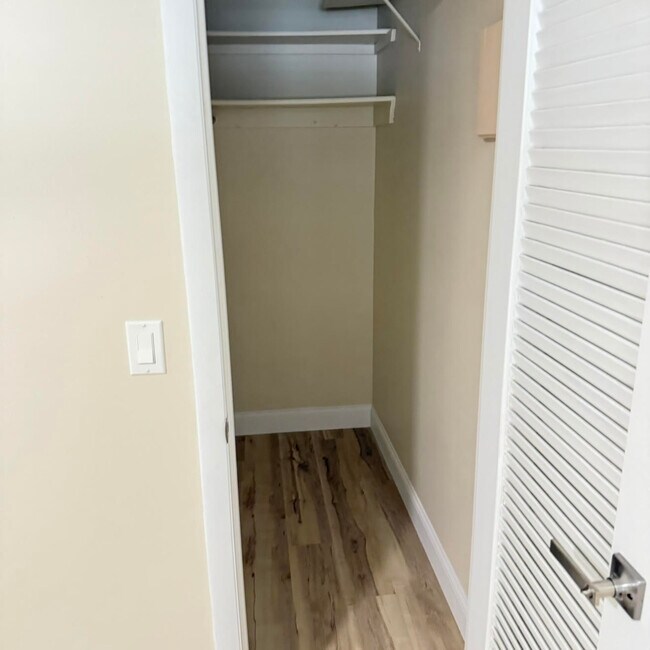 Building Photo - 4073 Lakespur Cir S