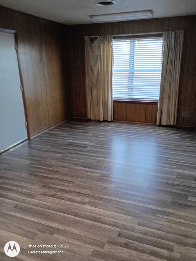 Building Photo - 3/1 Newly updated home