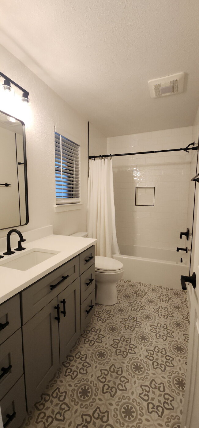 Building Photo - 1112 Concord Dr