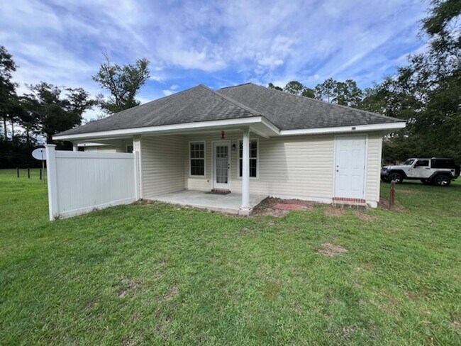 Building Photo - 2 Bedroom 2 Bath Duplex