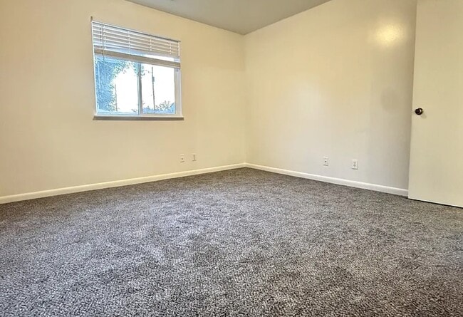 Building Photo - 418-420 E 12th Ave