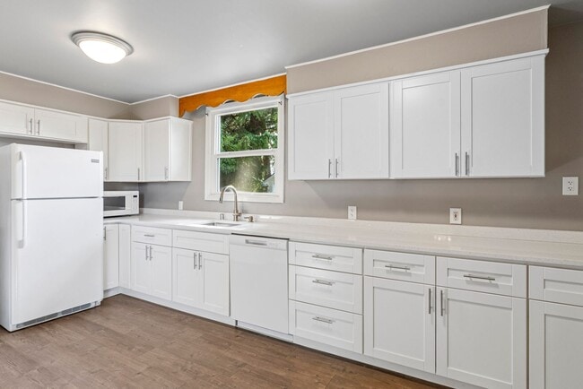Building Photo - Updated 3-Bed Retreat on a Quiet Street – ...