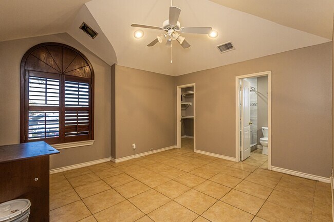 Building Photo - 527 Acacia St