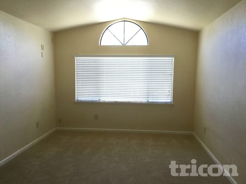 Building Photo - 844 Sage Dr