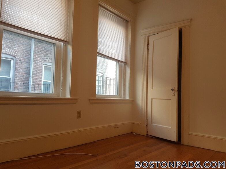 Building Photo - 28 Westland Ave