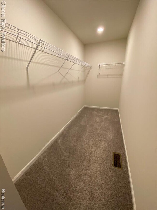 Building Photo - 22490 Woodbridge Ln