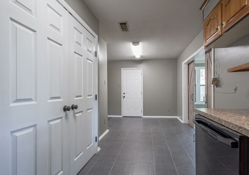 Building Photo - 1811 Linda Ln