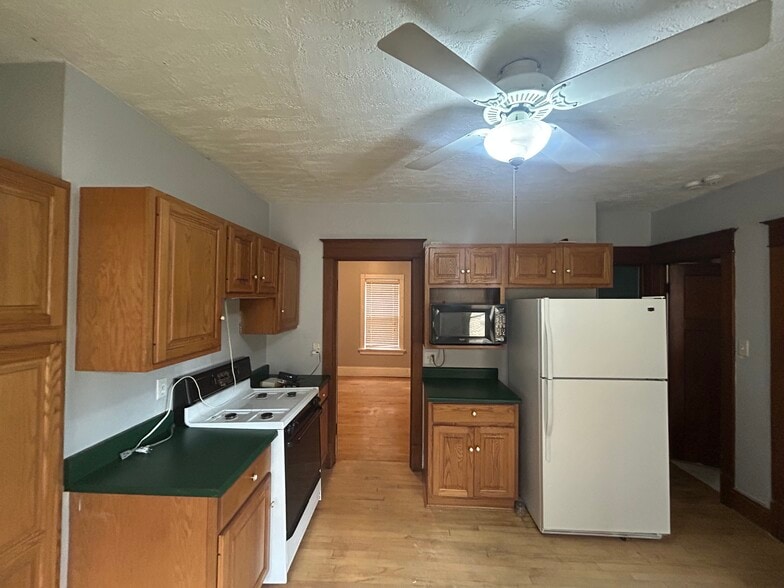 Kitchen and entrance to main bedroom - 6642 W Stevenson St