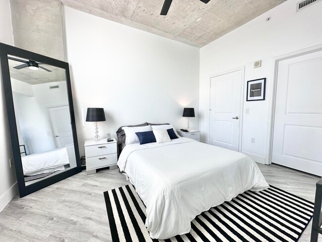 Building Photo - 300 S Australian Ave