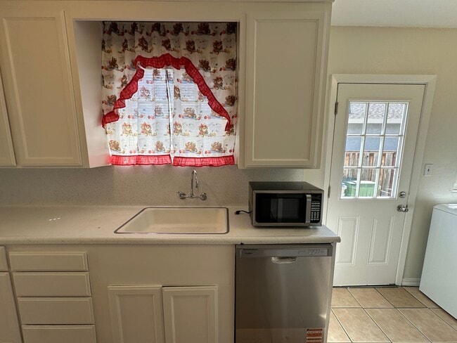 Building Photo - Downtown Bungalow, Pet Friendly, Large Yard