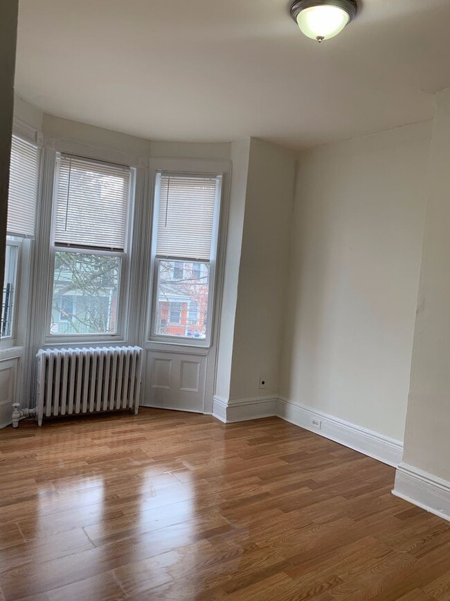 Building Photo - Single Family Home 3 beds 2 baths Newark
