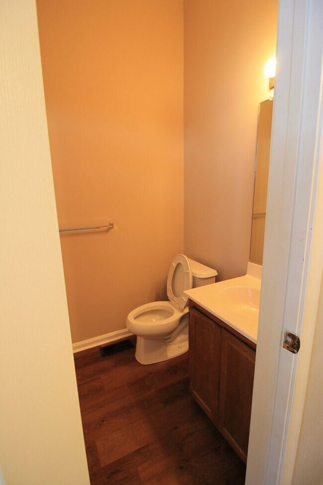 Building Photo - 2 Bedroom 2 Bath Townhome